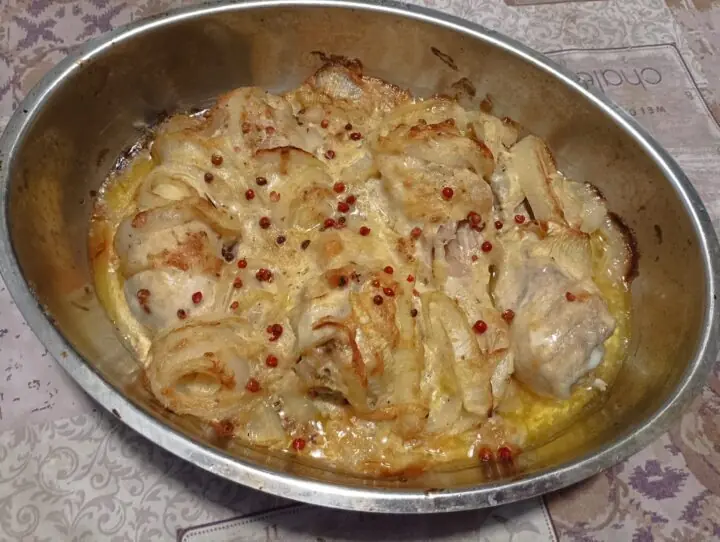 Pollo al latte e pepe rosa in forno