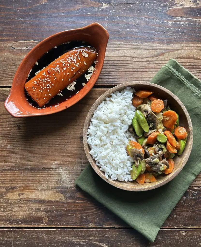 Riso basmati, verdure cotte 🥦🥕 e salmone marinato in salsa di soia e sesamo