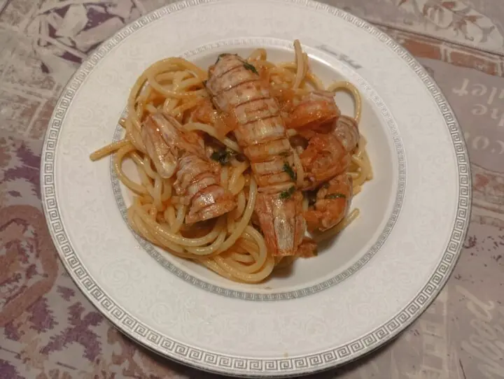 Spaghetti alle canocchie con cipollotti