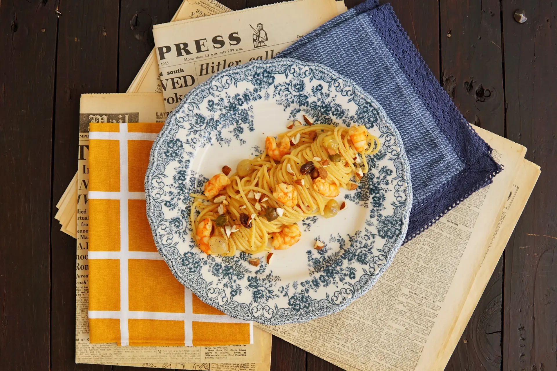 Spaghetti con mazzancolle, capperi, uva caramellata e mandorle