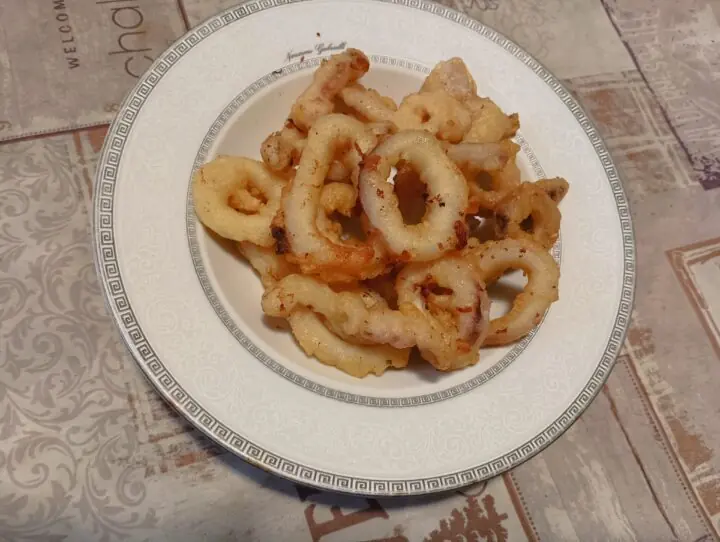 Anelli di calamari fritti in pastella