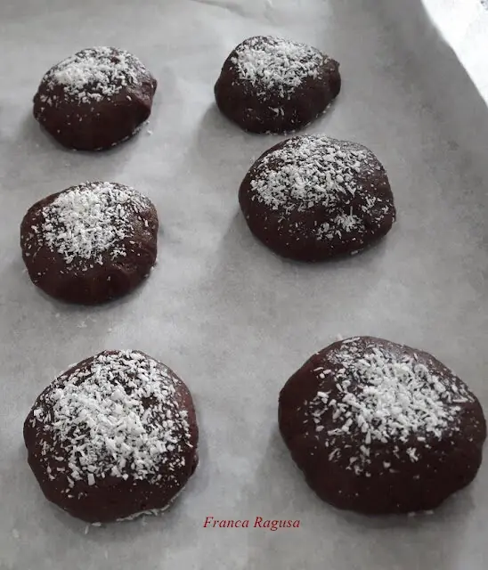 Biscotti al cioccolato farciti con crema alle nocciole