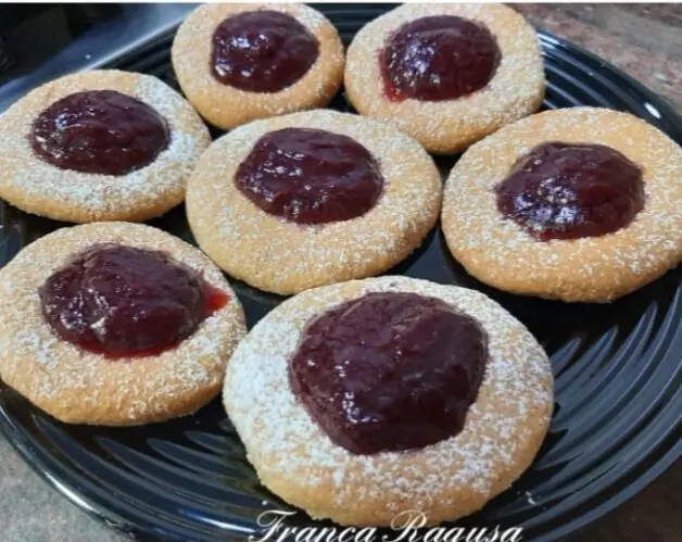 Biscotti con pasta frolla alle nocciole e marmellata
