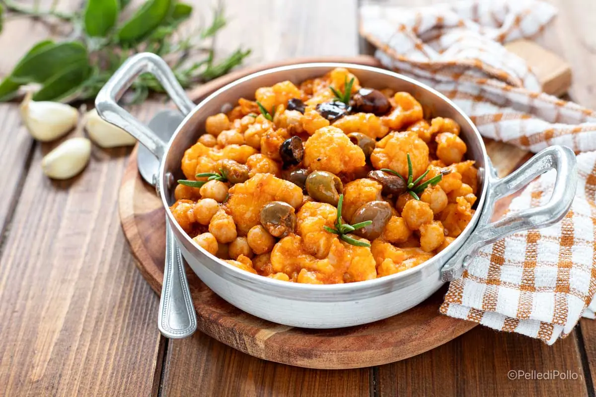 Cavolfiore con ceci e olive in padella