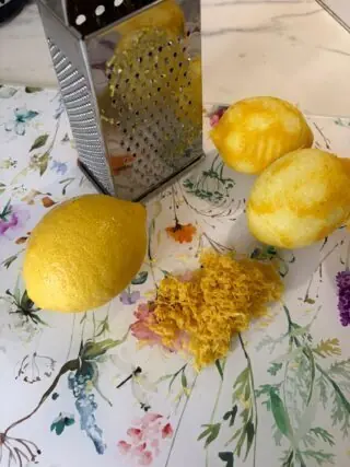 Come congelare buccia e succo di limone