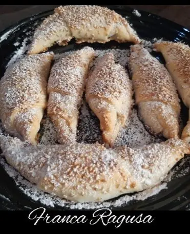 cornetti di pasta brisee alla marmellata la ricetta velocissima recipe Cornetti di pasta brisée alla marmellata: la ricetta velocissima