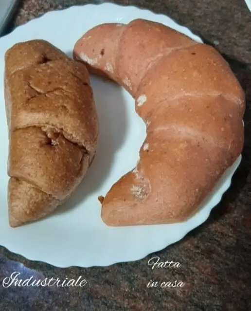 Cornetti integrali  fatti in casa con  frutti di bosco, barbabietola e uva.