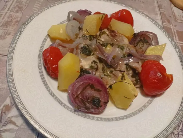 Cosce di pollo disossate con verdure al forno