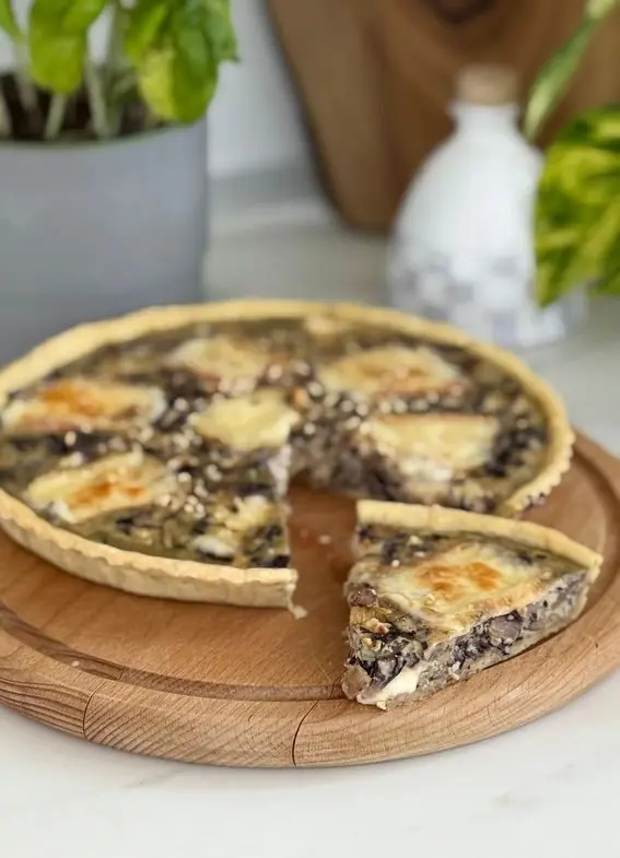 Crostata salata con radicchio scamorza e noci