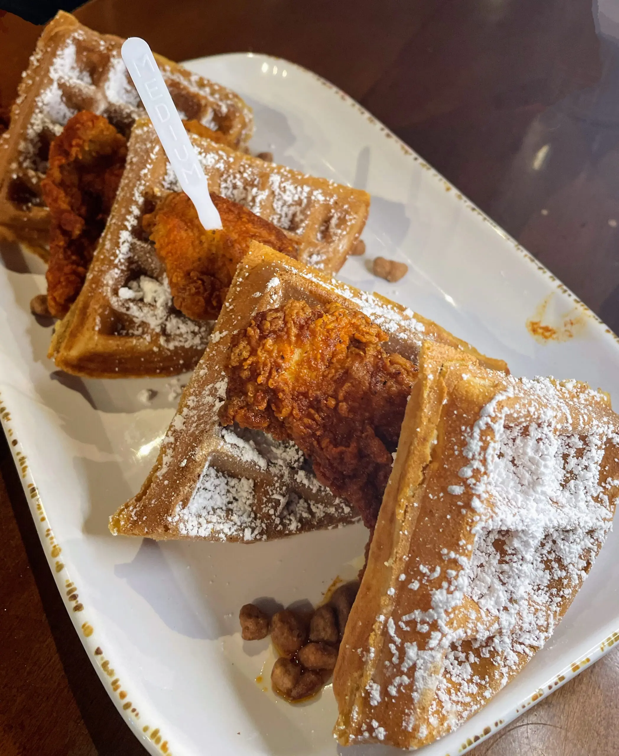 Hot chicken and waffle, con il pollo fritto piccante del sud