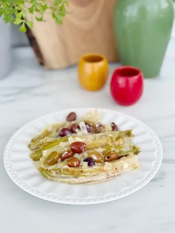 Indivia belga cotta in padella con cipolla olive e formaggio morbido