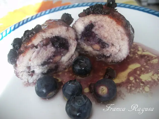 Involtini di pollo con mirtilli e speck