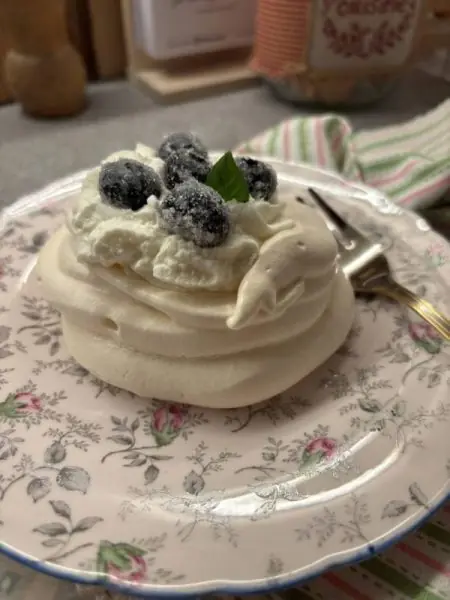 Mini pavlova con i mirtilli brinati