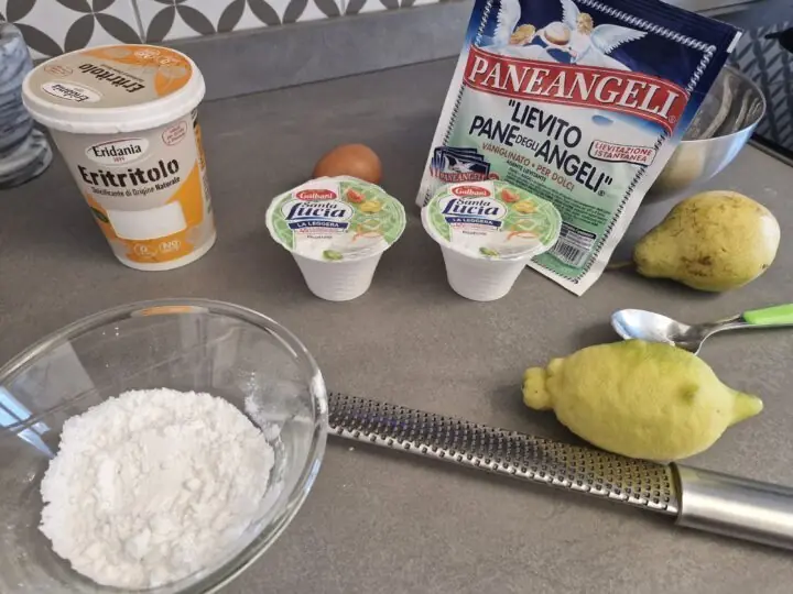 Muffin cremosi di ricotta e pere senza glutine al profumo di limone