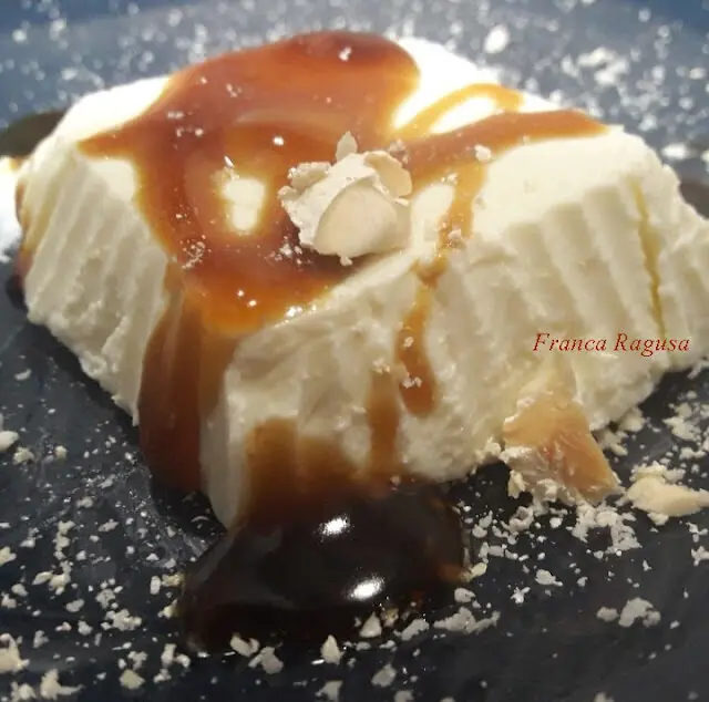 Panna cotta al caramello con granella di torroncino