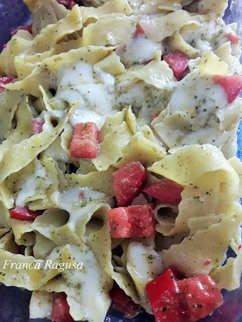 Pappardelle con pesto di basilico, pomodorini e mozzarella al forno