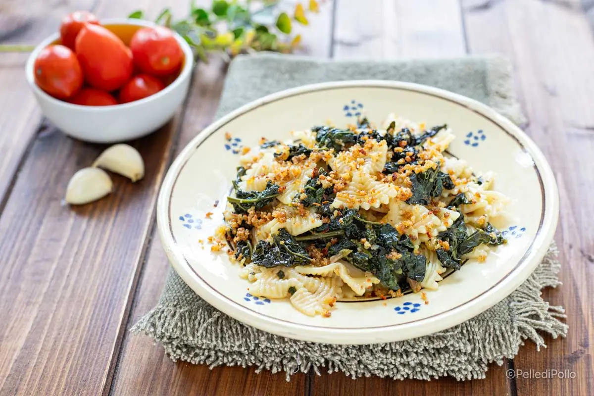 Pasta con cavolo nero acciughe e pangrattato