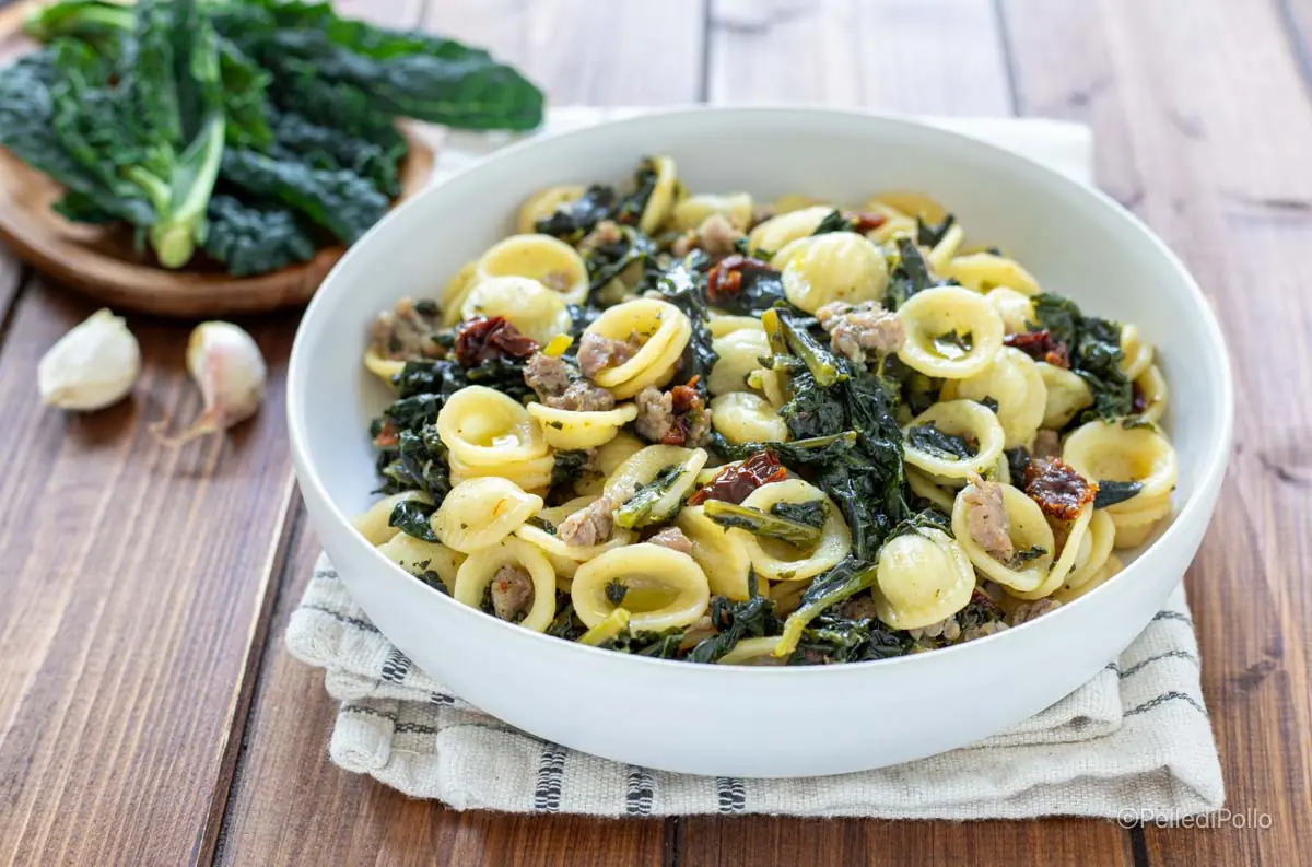 Pasta con cavolo nero e salsiccia