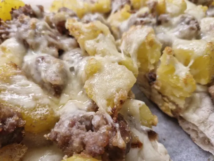Pinsa patate e salsiccia ricetta veloce e croccante