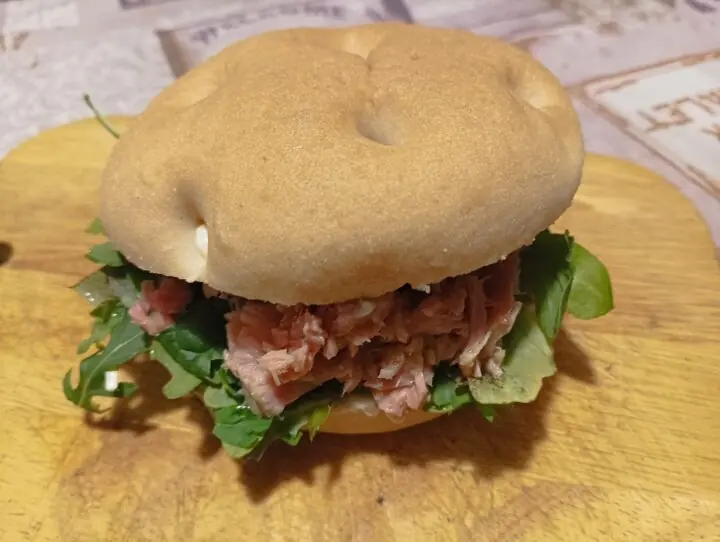 Pizzette farcite con tonno e misticanza