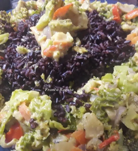 Riso venere integrale con verdure alla curcuma e latte di cocco