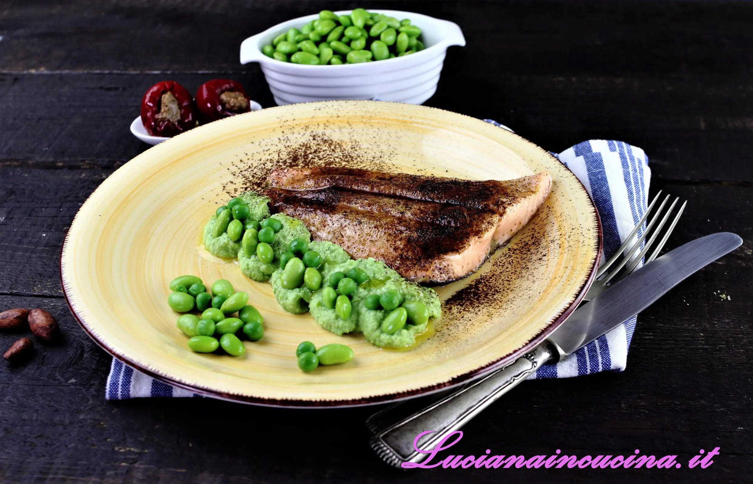 Salmone al forno con purè di legumi