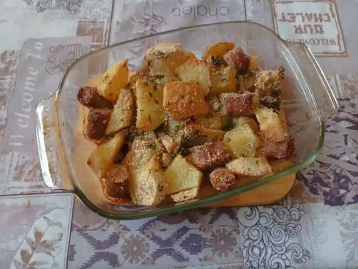 Salsiccia e patate sabbiose al forno