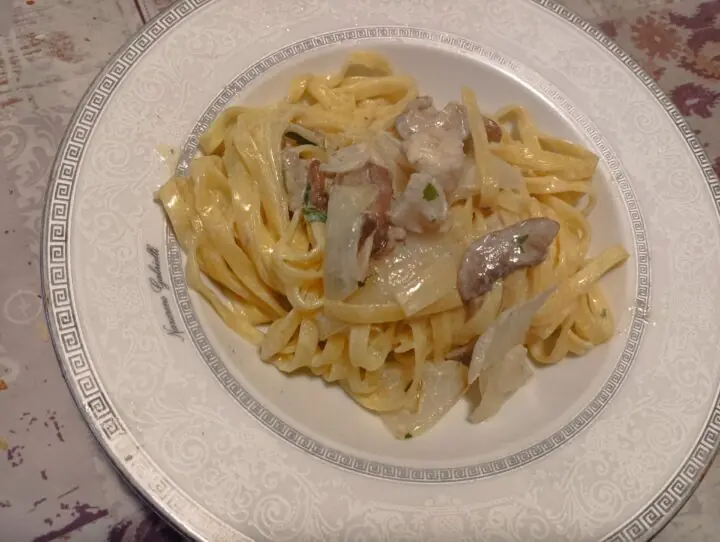 Tagliatelle ai funghi misti e cipolla
