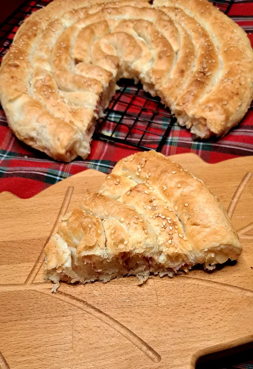 Torta salata girella con prosciutto e formaggio