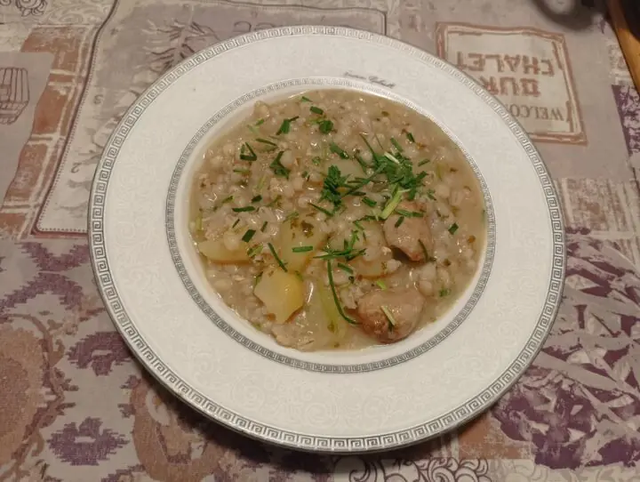 Zuppa d’orzo con salsiccia e patate
