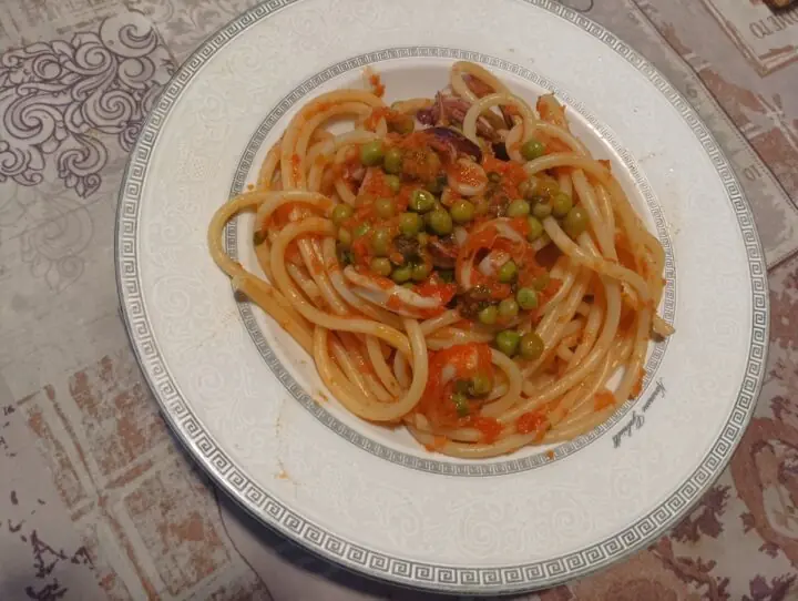 Bucatini ai calamari e piselli
