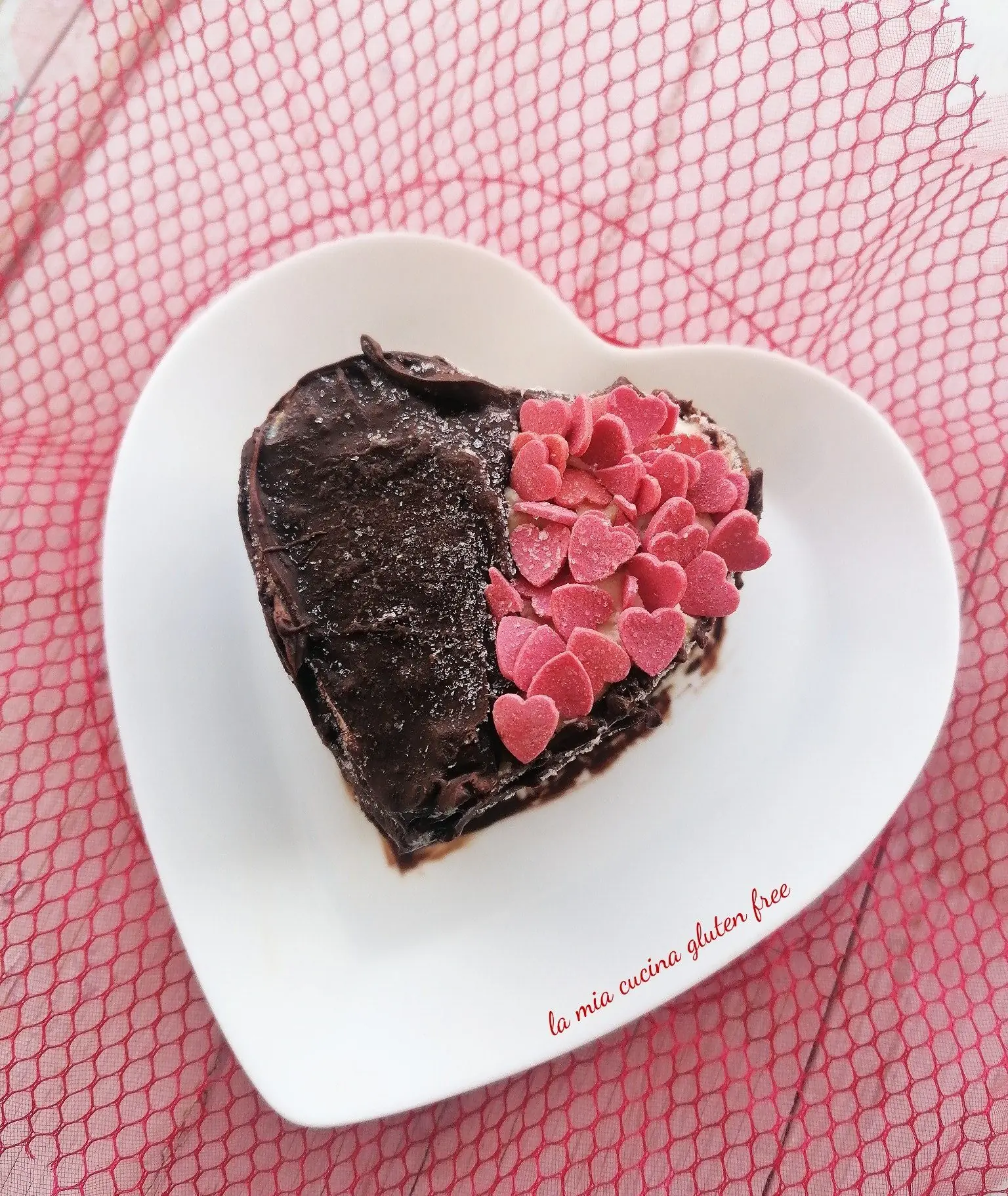 Cuori di pan di spagna degli innamorati.