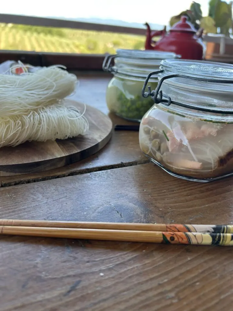 Lunch box orientale: spaghetti di riso e fantasia