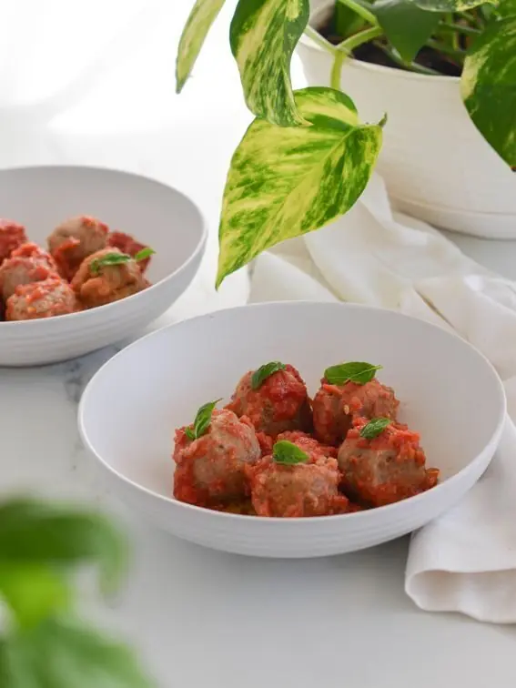 Polpette di fagioli con pomodori secchi e noci cotte in padella